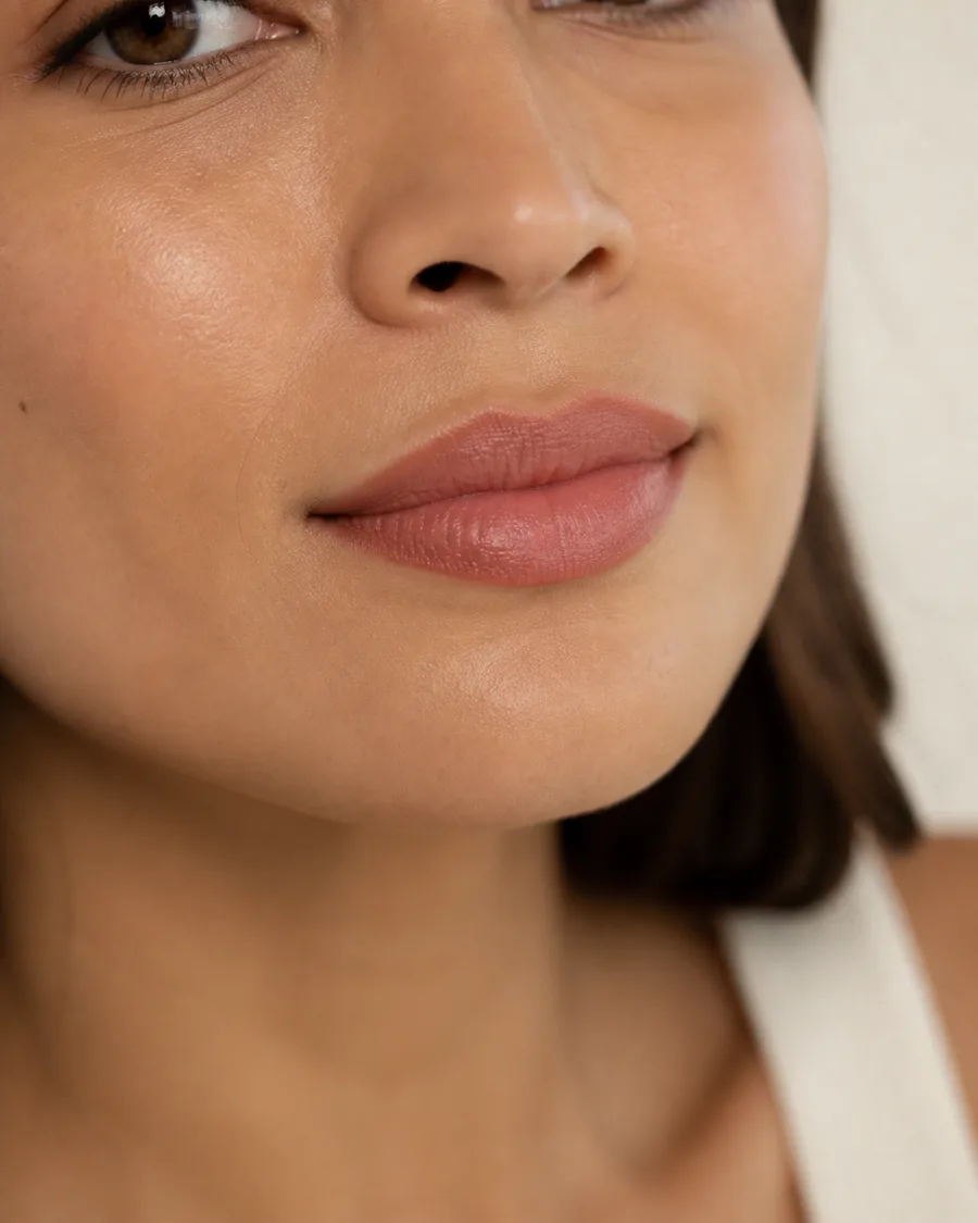 Imagen referencial generada de labios con micropigmentación nude terracota y bordes suaves.